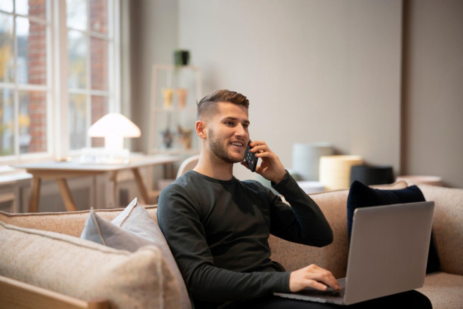 Entrepreneur créatif travaillant sur ses finances