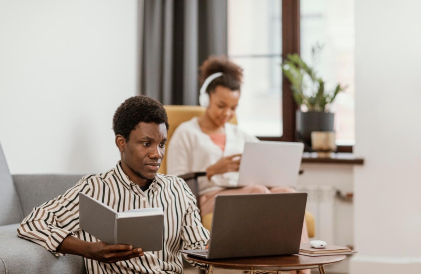 Session de mentorat financier dans un bureau moderne avec analyse de documents créatifs